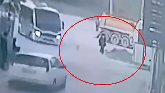 Önce yol kenarındaki kadına, sonra başka araçlara çarptı