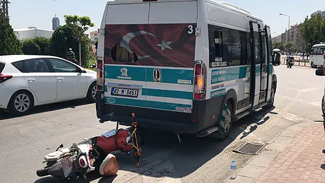 Önünde duran minibüse çarptı!