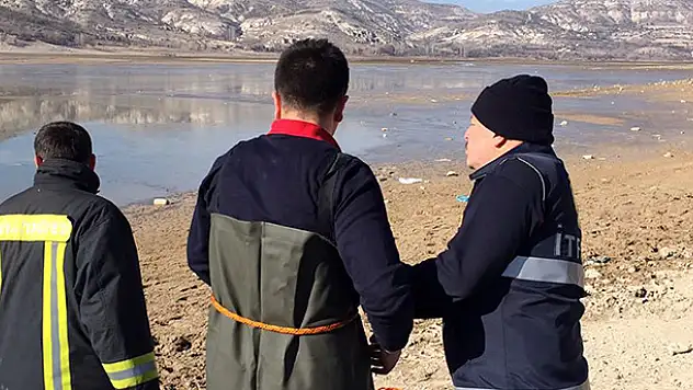 Ördek avına gittiği gölde bataklığa saplandı