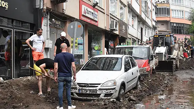 Ordu'da dereler taştı Karadeniz Sahil Yolu trafiğe kapandı

