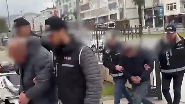 Ordu'da durdurulan araçta çok sayıda tabanca ve mühimmat ele geçirildi, 2 kişi tutuklandı

