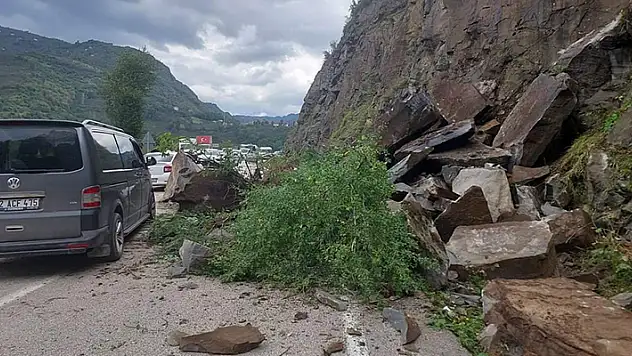Ordu'da kara yolunda heyelan meydana geldi
