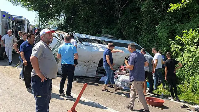 Ordu'da tarım işçilerini taşıyan minibüs ile otomobilin çarpıştığı kazada 17 kişi yaralandı
