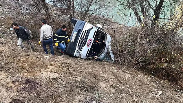 Ordu'dan Yozgat'a maça giden hentbol takımını taşıyan minibüs devrildi