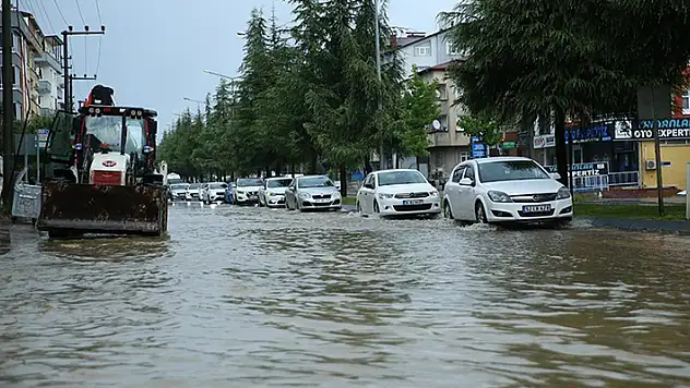 Ordu'nun Altınordu ilçesinde şiddetli yağış su baskınlarına neden oldu
