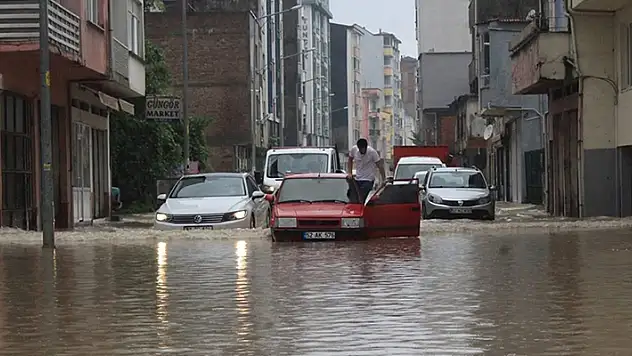 Ordu'nun Fatsa ilçesinde şiddetli yağış su baskınlarına neden oldu
