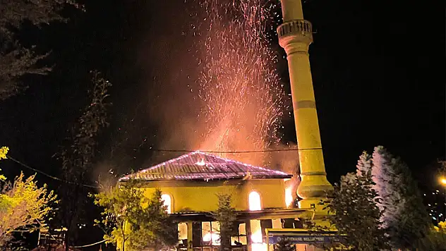 Ordu'da 60 yıllık cami küle döndü