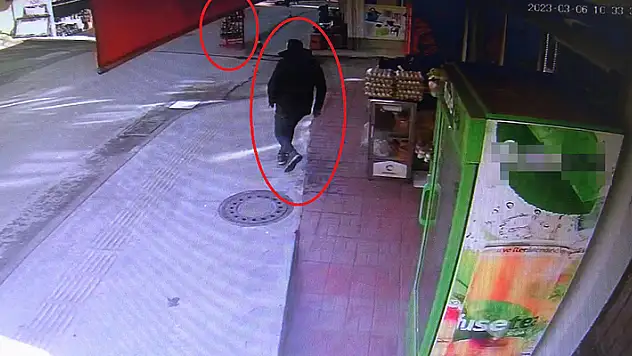 Ordu'da market sahibi, fırtınada sürüklenen cips standının peşinden koştu

