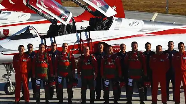 Orgeneral Kadıoğlu, Türk Yıldızları ile uçtu
