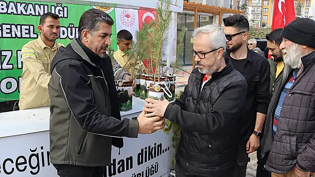 Orman Bölge Müdürlüğü 10 bin fidan dağıttı! Ardıçlı TOKİ sakinleri fidanları toprakla buluşturdu