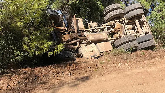 Orman ekiplerine yardıma giderken devrilen kamyonun sürücüsü öldü
