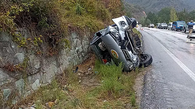 Orman personelini taşıyan kamyonet duvara çarptı 4 yaralı
