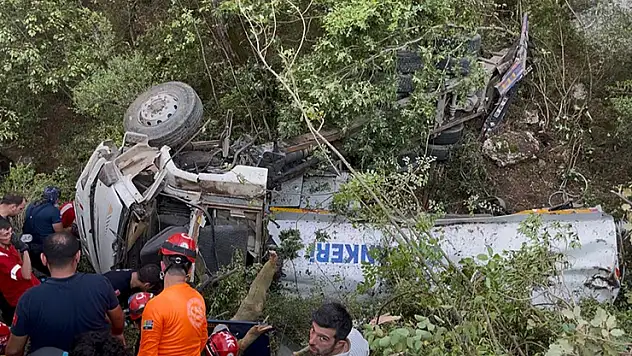 Orman yangınını söndürmeye giden tanker uçuruma yuvarlandı: 1 ölü 2 yaralı