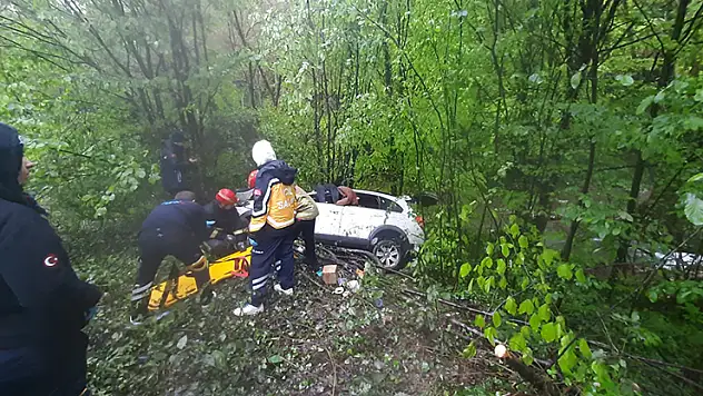 Ormana uçan cipin sürücüsü öldü, 2'si çocuk 3 kişi yaralandı