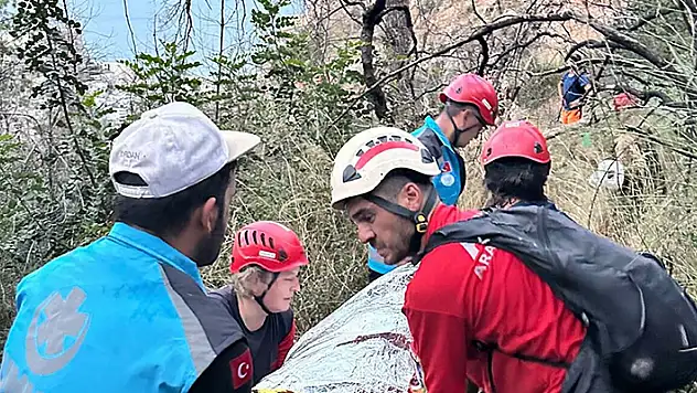 Ormanda kaybolup çıktıkları kayalıklarda mahsur kalan 3 Rus turist kurtarıldı
