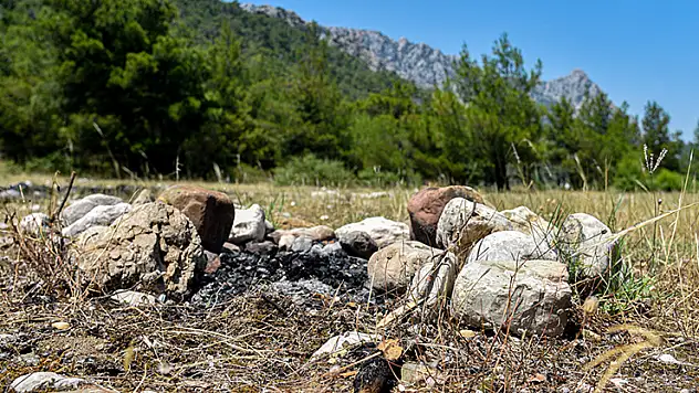 Ormanlarda yangın riski gelişigüzel cam şişe atıp, ateş yakmışlar