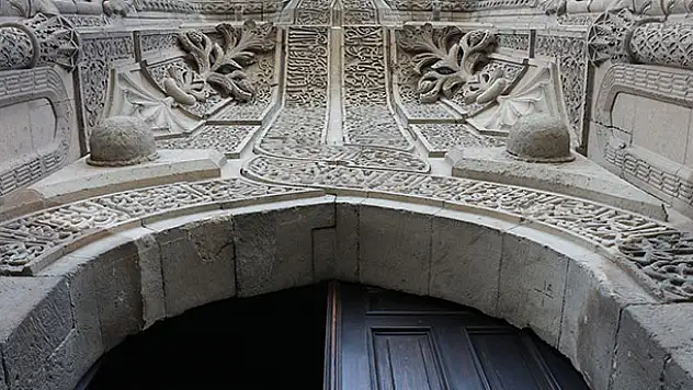 Orta Asya çadır geleneğinin Konya'daki örneği: 'İnce Minareli Medrese'