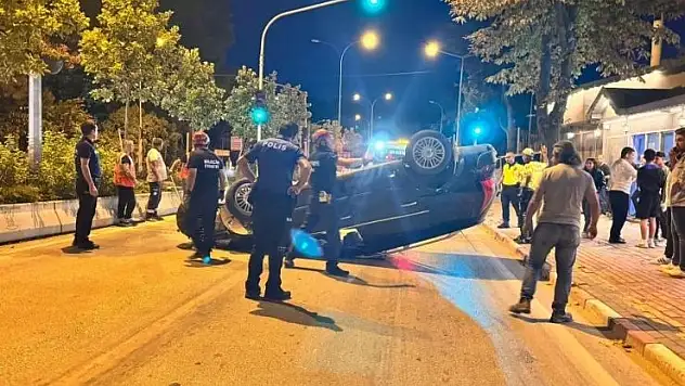 Orta refüje çarpan otomobil takla attı: 1 yaralı