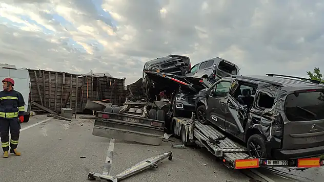 Ortalık savaş alanına döndü! Afyonkarahisar-Konya yolu,  kaza nedeniyle ulaşıma kapandı