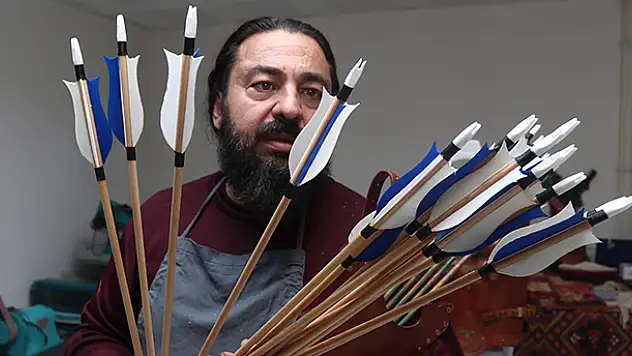 Osman usta, geleneksel Türk yayı ve okunu gelecek kuşaklara aktarıyor