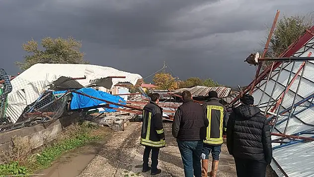 Osmaniye'de fırtına, ahır ve tarım arazilerine zarar verdi
