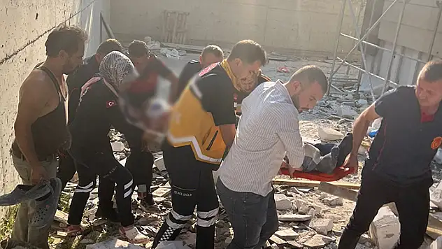 Osmaniye'de kaymakamlık binası inşaatının 5'inci katından düşen işçi, öldü
