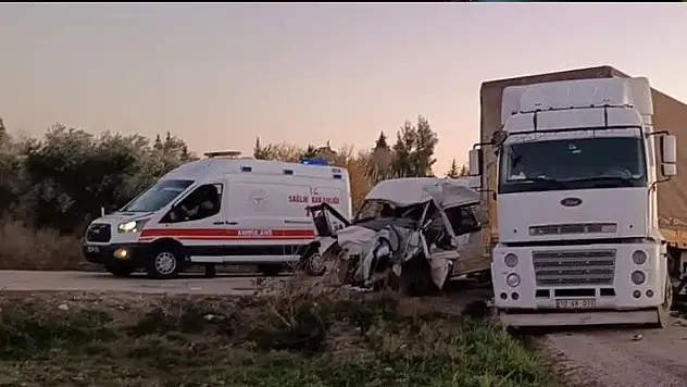 Osmaniye'de korkunç kaza! Tarım işçilerini taşıyan minibüsle tır çarpıştı: 2 ölü, 3 yaralı
