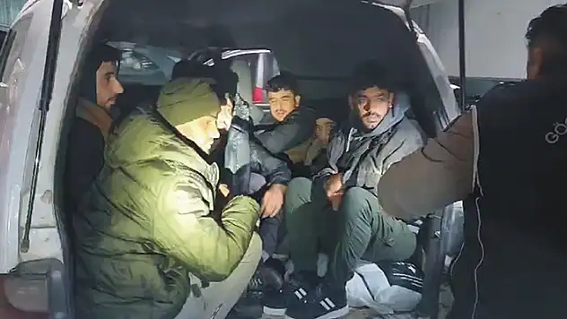 Osmaniye'de minibüsten 14 kaçak göçmen çıktı sürücü ve 2 kişi tutuklandı

