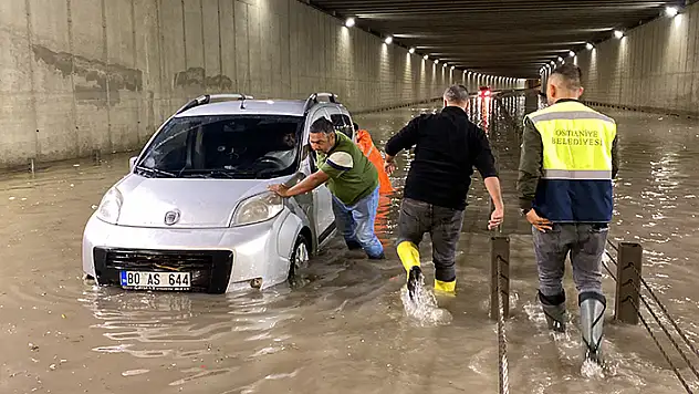 Osmaniye'de sağanak cadde ve sokaklar göle döndü, ev ve iş yerlerini su bastı
