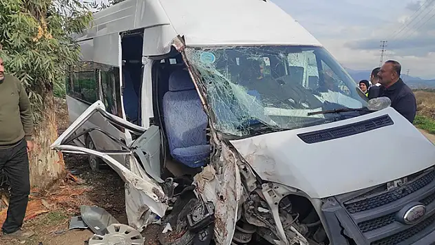 Osmaniye'de servis minibüsü, ağaca çarptı: 4'ü öğrenci 6 yaralı

