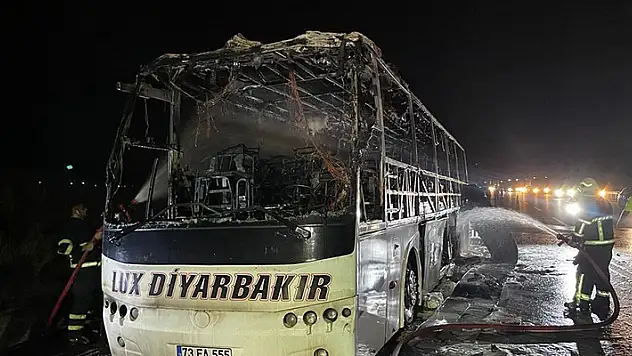 Osmaniye'de seyir halindeki yolcu otobüsü alev alev yandı

