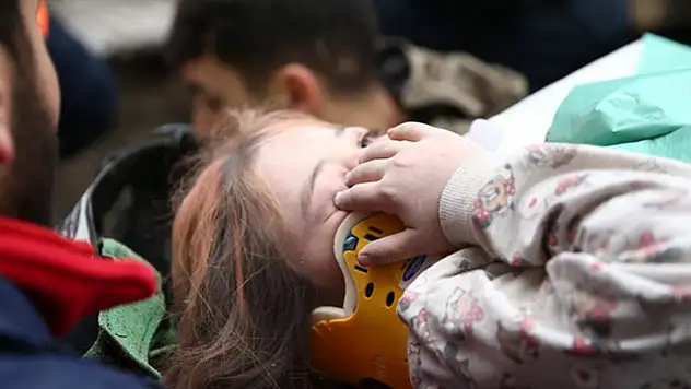Osmaniye'de yıkılan 10 katlı binadan bir kız çocuğu kurtarıldı