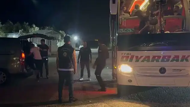 Osmaniye'de yolcu otobüsünde 13 kaçak göçmen yakalandı
