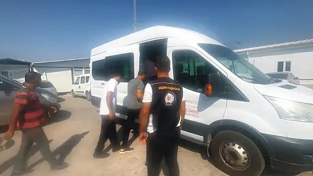 Osmaniye'de yolcu otobüsünden 13 kaçak göçmen çıktı
