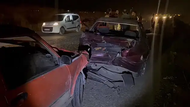 Osmaniye'de lastiği patlayan otomobil karşı şeride geçip başka bir otomobille çarpıştı: 5 yaralı
