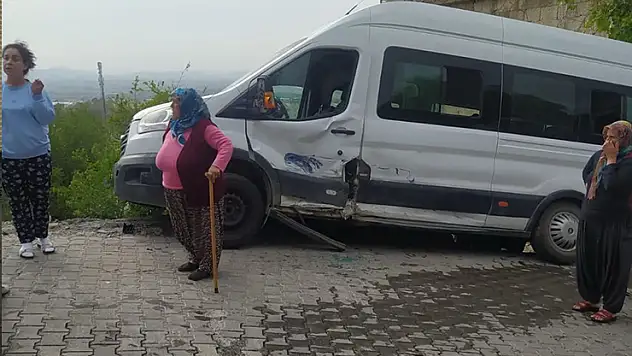 Osmaniye'de öğrenci servisi ile otomobil çarpıştı 9'u öğrenci 11 yaralı