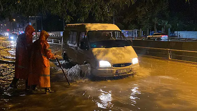 Osmaniye'de sağanak alt geçitler göle döndü, ev ve iş yerlerini su bastı