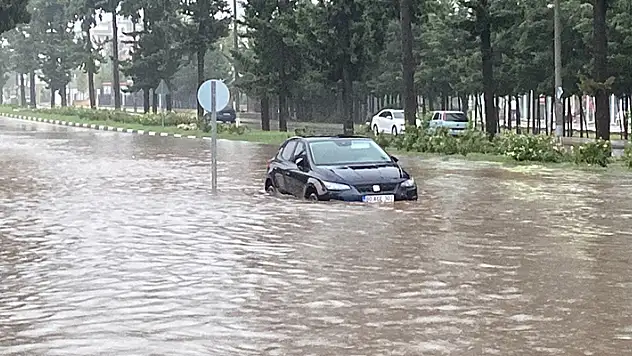 Osmaniye'de sağanak yolları göle çevirdi, araçlar suya gömüldü kent geneli elektrik kesintisi yaşandı