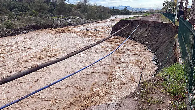 Osmaniye'de şiddetli yağış dere kenarındaki toprak yol çöktü, bent yıkıldı
