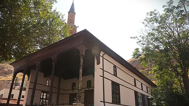 Osmanlı döneminden kalan tarihi yapı: Çay Camii
