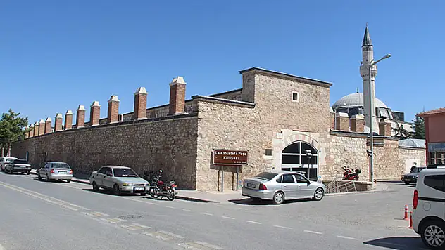 Osmanlı yadigarı külliye hizmet vermeye devam ediyor