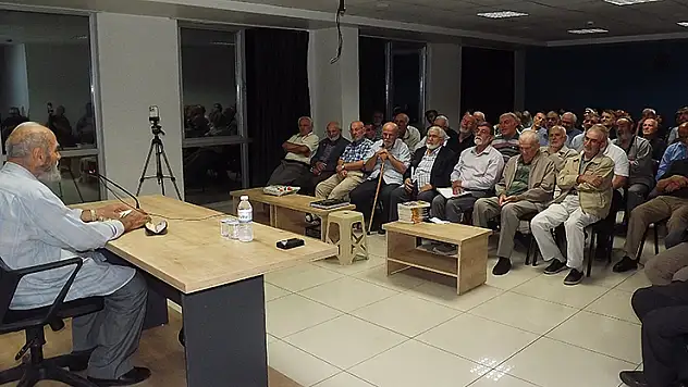 'Osmanlıca kitaplar meydanda yakıldı'