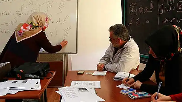 Osmanlıca kurslarına her yaştan ilgi arttı