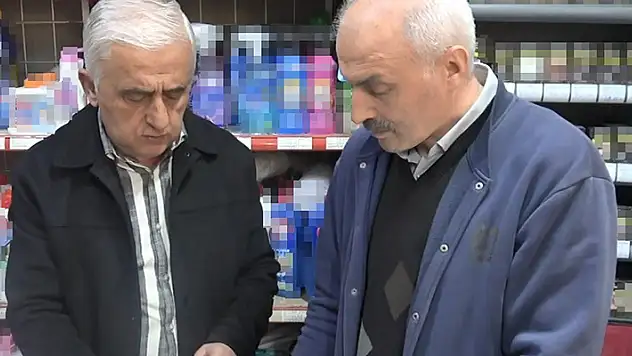 Osmanlı'daki 'zimem defteri' geleneğini yaşatan eski muhtar, bakkalın veresiye defterindeki borçları ödedi