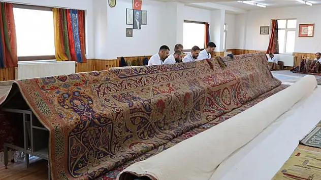Osmanlı'nın Hollanda'ya hediye ettiği 118 yıllık Hereke Halısı Aksaray'da
