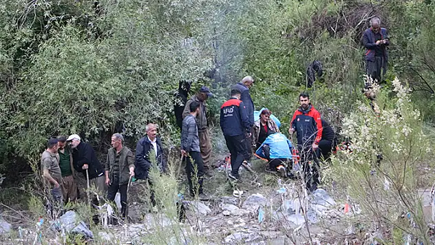 Ot toplamak için çıktığı dağda kayalıklardan düşerek yaralanan kadın, askeri helikopterle kurtarıldı