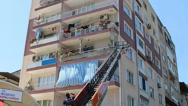 Otizmli adam annesini odaya kilitledi, ekipler eve balkondan girdi
