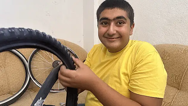 Otizmli Yahya bisiklet tamirciliğini ve masa tenisi yeteneğini ilerletmek istiyor