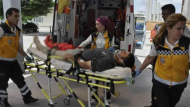Otları kesmek isterken ayağını kesti