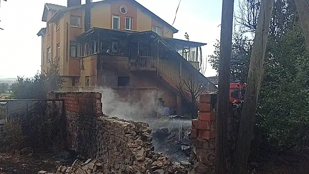 Otları temizlemek için yaktığı ateş, komşusunun evini yaktı